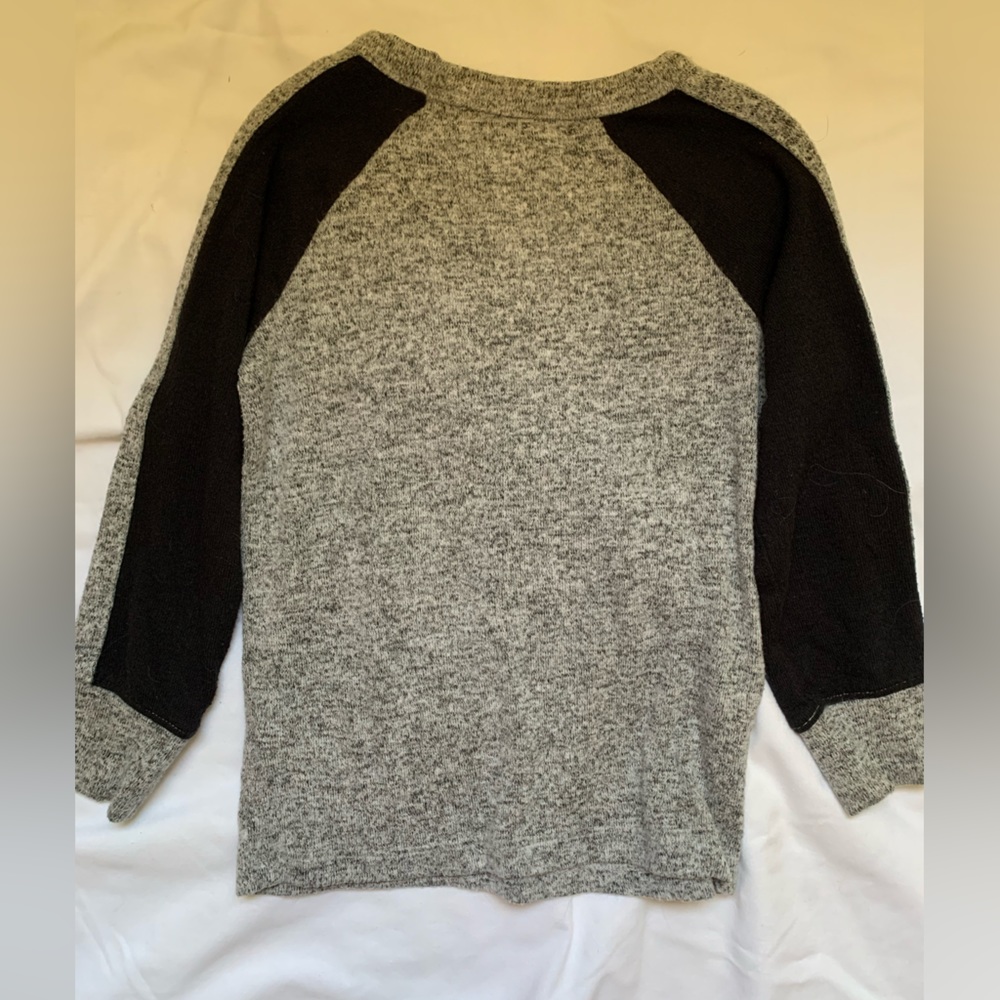 OshKosh B’Gosh 2t grey and black sweater